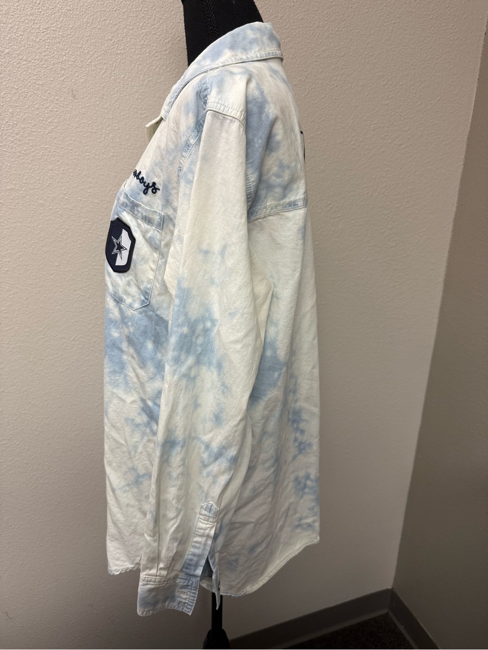 Wear by Erin Andrews Dallas Cowboys Tie Dye Button Down Shirt Medium Blue - Picture 4 of 9